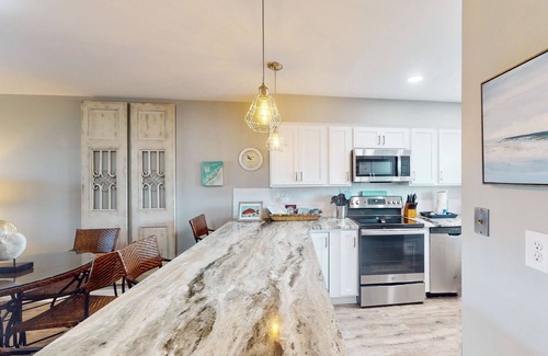 Orange Beach East Condo | Updated condo with Gulf & river views & pool - across from beach & near dining