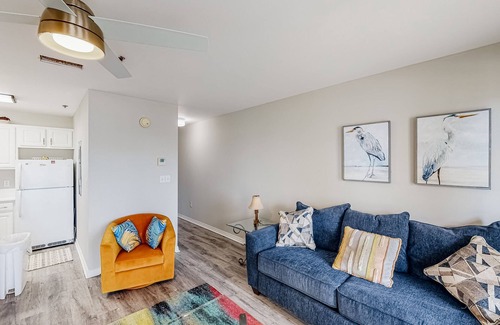 Ono Island Condo | Updated condo with balcony, central AC, pools, hot tub, grills, & beach access