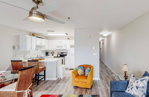 Ono Island Condo | Updated condo with balcony, central AC, pools, hot tub, grills, & beach access