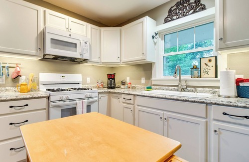Cotter Cottage | Updated Cotter Cottage: Walk to White River!
