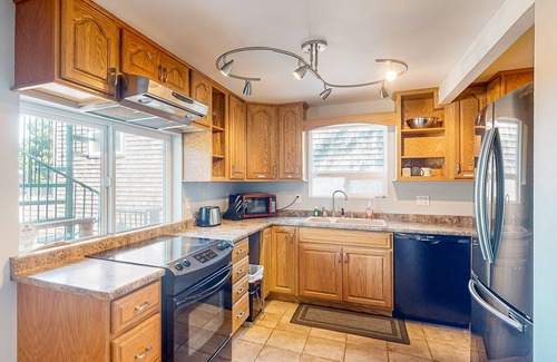 Port Orford House | Updated dog-friendly home with fantastic ocean views - walk to the beach