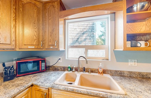 Port Orford House | Updated dog-friendly home with fantastic ocean views - walk to the beach