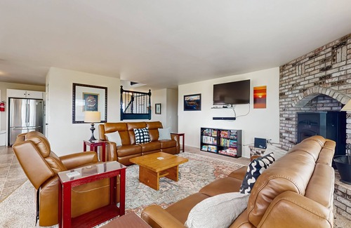 Fort Bragg House | Updated Dog-Friendly Home w/Expansive Deck, Views, Gas Grill, & Private Hot Tub