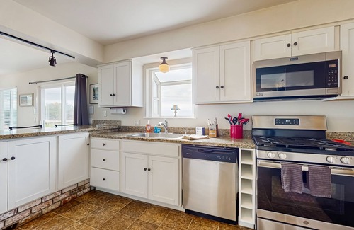 Fort Bragg House | Updated Dog-Friendly Home w/Expansive Deck, Views, Gas Grill, & Private Hot Tub