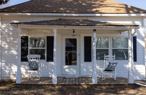 Caney House | Updated Downtown Bungalow