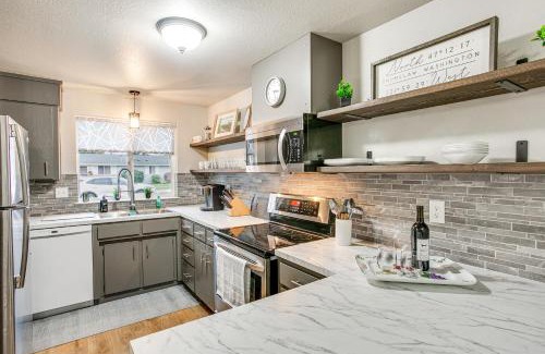 Enumclaw House | Updated Duplex Home Less Than 1 Mi to Downtown Enumclaw!