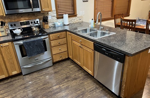 Lynden House | Updated duplex on quiet street close to dining, shopping, hospitals & mountains,