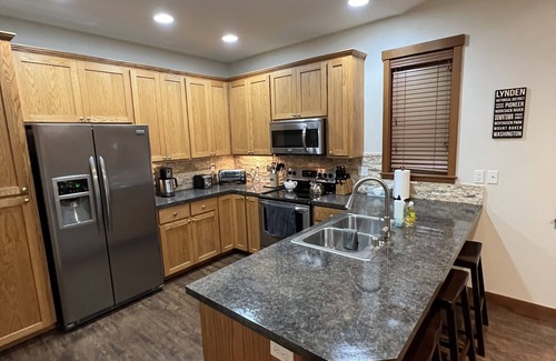 Lynden House | Updated duplex on quiet street close to dining, shopping, hospitals & mountains,