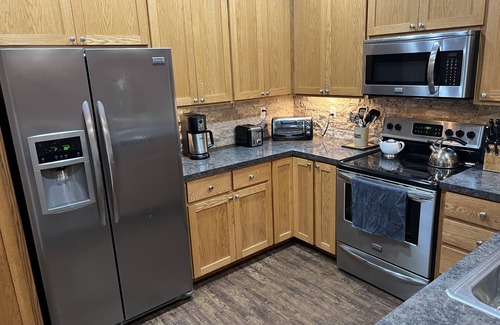 Lynden House | Updated duplex on quiet street close to dining, shopping, hospitals & mountains,
