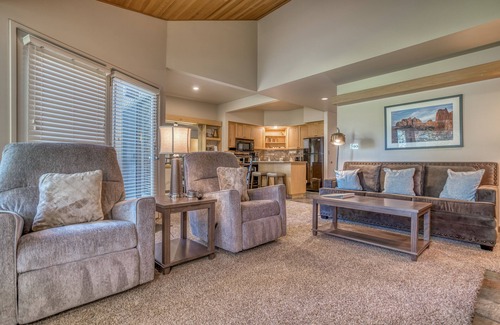 Redmond Condo | Updated Eagle Crest Resort Golf-Course Townhome has Resort Access, Views!