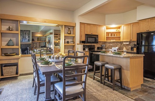 Redmond Condo | Updated Eagle Crest Resort Golf-Course Townhome has Resort Access, Views!