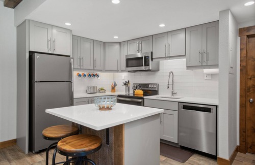 Steamboat Springs Condo | Updated - Free Bus Route - Private Washer/Dryer, Hot Tub & Outdoor Pool
