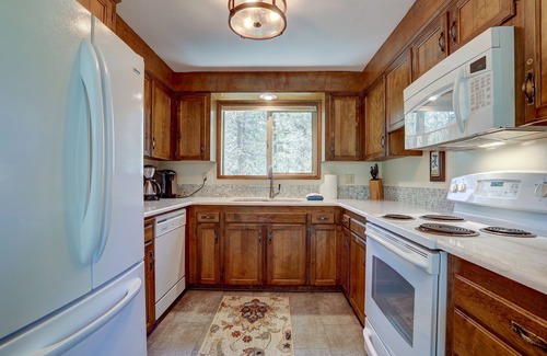 Sunriver House | Updated, Fun Family Adventure, Hot Tub, SHARC Passes, Wood Fireplace
