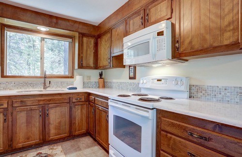 Sunriver House | Updated, Fun Family Adventure, Hot Tub, SHARC Passes, Wood Fireplace