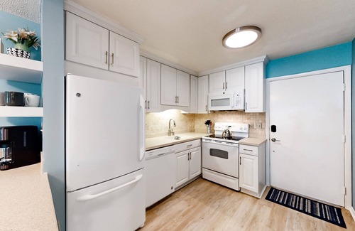 Folly Field Condo | Updated, ground-floor island condo with pools, hot tub & tennis - steps to sand