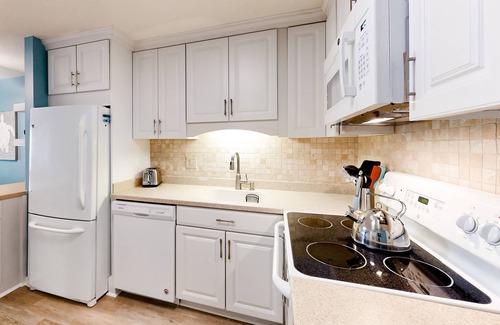 Folly Field Condo | Updated, ground-floor island condo with pools, hot tub & tennis - steps to sand
