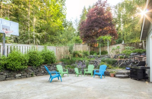 Gig Harbor House | Updated home that’s a quick walk to the Gig Harbor waterfront and fine dining.