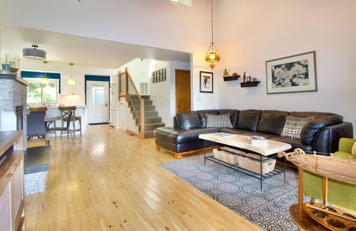 Gig Harbor House | Updated home that’s a quick walk to the Gig Harbor waterfront and fine dining.