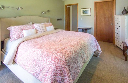 Gig Harbor House | Updated home that’s a quick walk to the Gig Harbor waterfront and fine dining.