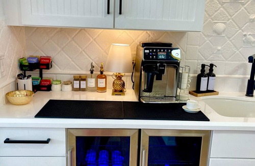 South Palm Park Neighborhood Association Apartment | Updated house with heated pool 5 min to beach