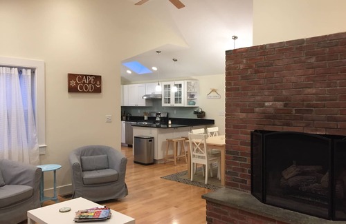 North Eastham House | UPDATED & IMMACULATE HOME! Walk to beach, a/c, WiFi, fire pit!