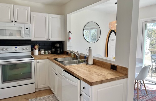 Northeast Virginia Beach House | UPDATED IN 2022 @Oceanfront - 3 Blocks 2Beach! 2 Suites 2.5 bath - great deck!
