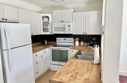 Northeast Virginia Beach House | UPDATED IN 2022 @Oceanfront - 3 Blocks 2Beach! 2 Suites 2.5 bath - great deck!