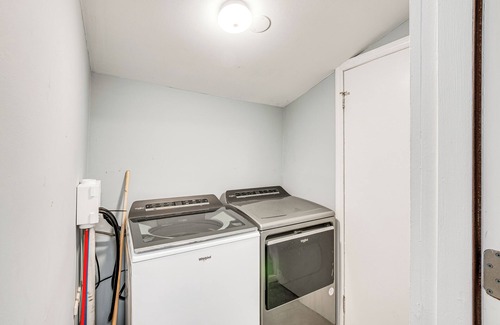 Linden Cottage | Updated Linden Home: Visit NYC & Newark!