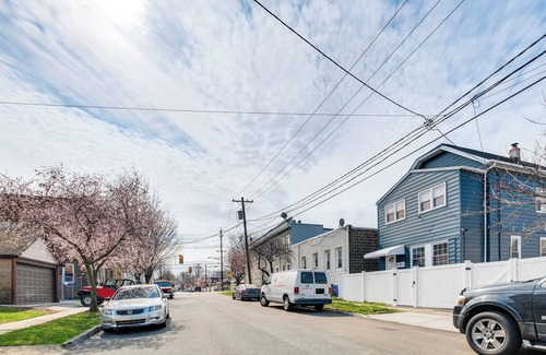 Linden Cottage | Updated Linden Home: Visit NYC & Newark!