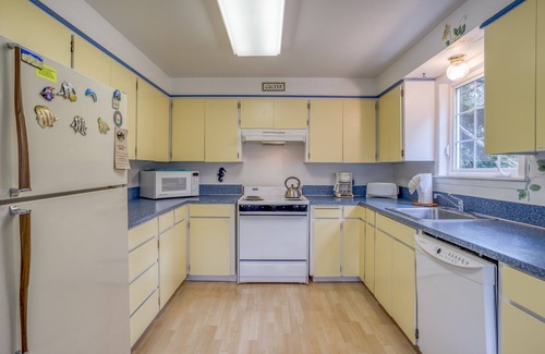Manzanita House | Updated Manzanita Charmer one Block from the Beach!