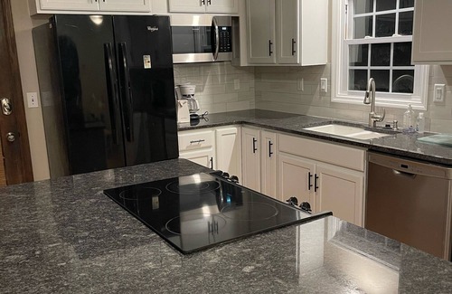 Aksarben - Elmwood Park House | Updated Midtown Gem (10 Minutes to most places)