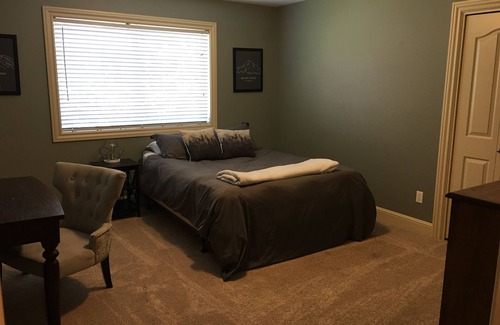Happy Valley House | UPDATED: Mtn Top Upscale 4br with hot tub, Sauna, Jacuzzi, Mtn Views