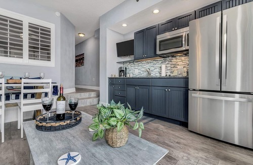 Windy Hill Condo | Updated oceanfront penthouse with beach chairs and no parking or resort fees