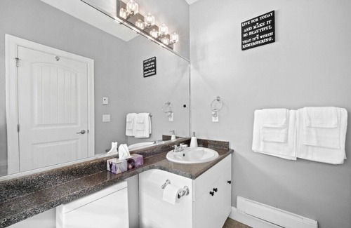 Willoughby Cabin | Updated One Bedroom Carriage Home in Langley