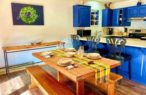 Taos Ski Valley Cabin | Updated Private Cabin with Mountain and Red River Views Mins to Town/Lifts Wi-Fi