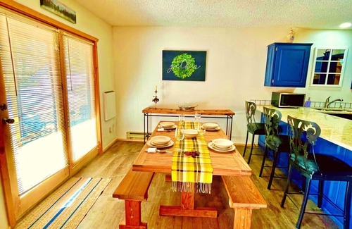 Taos Ski Valley Cabin | Updated Private Cabin with Mountain and Red River Views Mins to Town/Lifts Wi-Fi