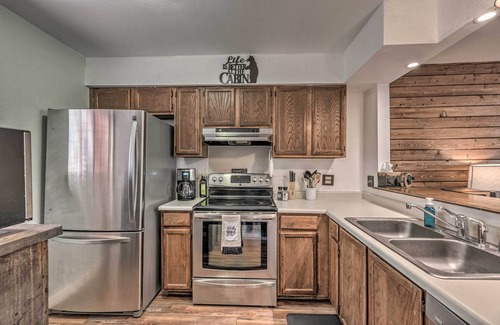 Ruidoso Condo | Updated Ruidoso Mountain Escape w/Deck & Balcony!