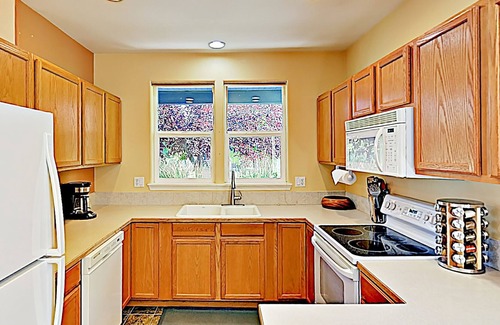 Mountain View House | Updated Sanctuary in Quiet Locale w/ Private Backyard Oasis & Provided Bikes