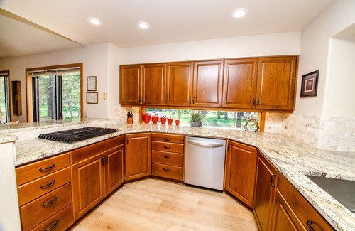 Sunriver House | Updated Single level home with A/C & private hot tub - Summit View 5