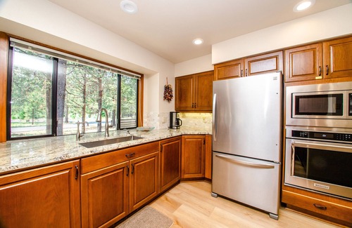 Sunriver House | Updated Single level home with A/C & private hot tub - Summit View 5