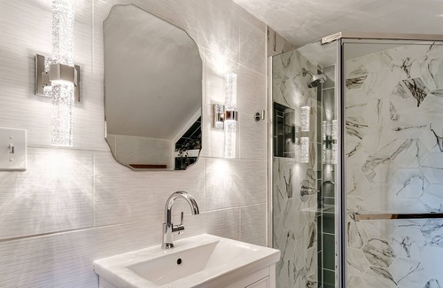 Amazon House | Updated South University-4 blocks to UO. Luxe + Comfort w/ 2 Suites!