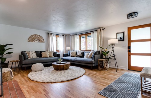 Amazon House | Updated South University-4 blocks to UO. Luxe + Comfort w/ 2 Suites!
