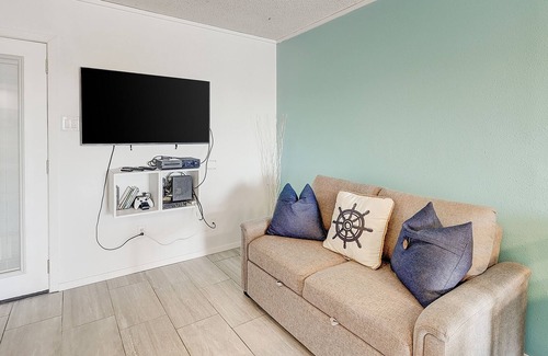 Corpus Christi Condo | Updated studio condo with indoor & outdoor pools, BBQ area & central location