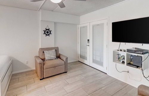 Corpus Christi Condo | Updated studio condo with indoor & outdoor pools, BBQ area & central location