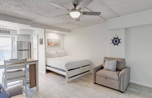 Corpus Christi Condo | Updated studio condo with indoor & outdoor pools, BBQ area & central location