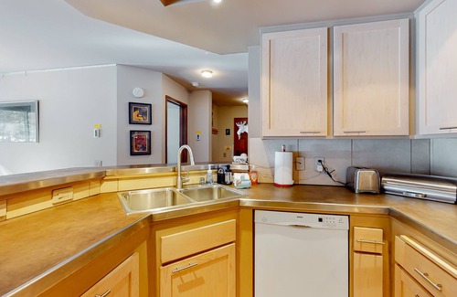 Mammoth Lakes House | Updated townhome with a fireplace, grill, pool, hot tub - easy access to slopes