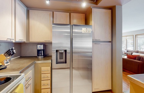 Mammoth Lakes House | Updated townhome with a fireplace, grill, pool, hot tub - easy access to slopes