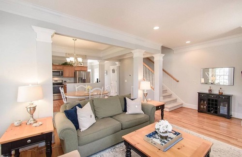 Blacksburg House | Updated townhouse, conveniently located 2 miles from VT campus, and downtown Blacksburg