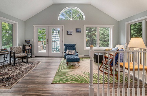 Elberta House | Updated upstairs duplex with balcony & partial lake view - walk to beach