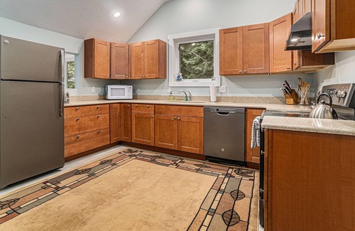 Elberta House | Updated upstairs duplex with balcony & partial lake view - walk to beach